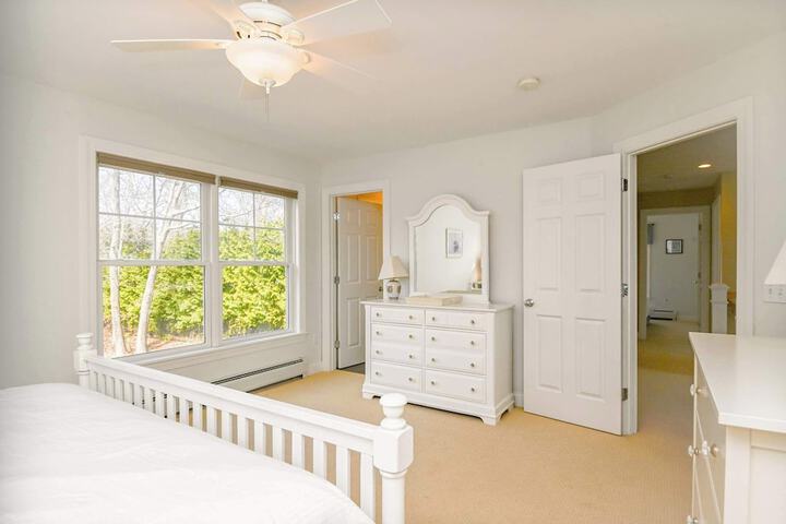 Stunning 5 Bdr Walk to York Harbor Beach!