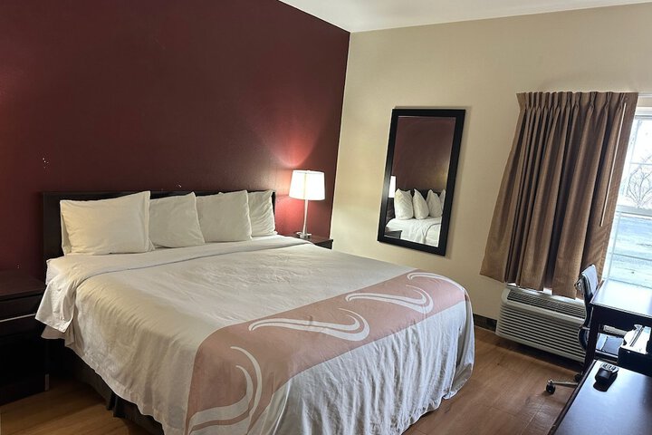 Econo Lodge Inn & Suites