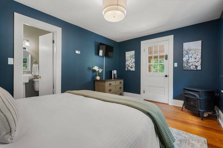 The Aurora Inn & Cottages