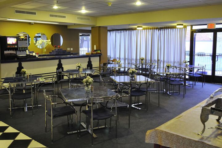 Dining 9 of 11
