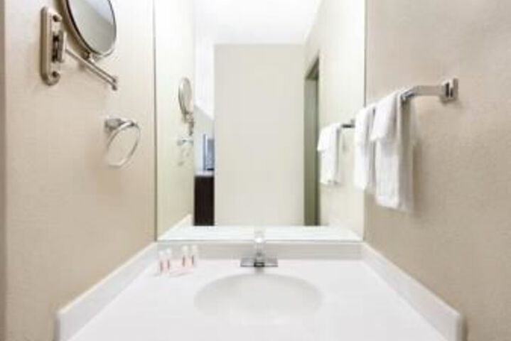 Super 8 by Wyndham Brook Park / Cleveland
