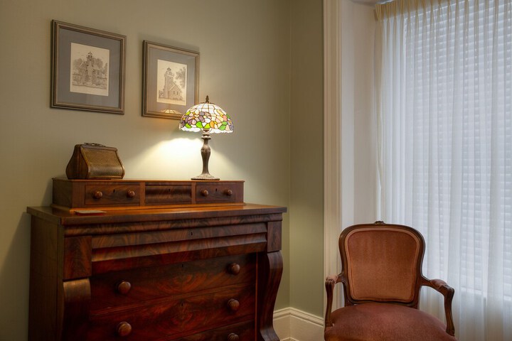 Sir Isaac Brock B & B Luxury Suites