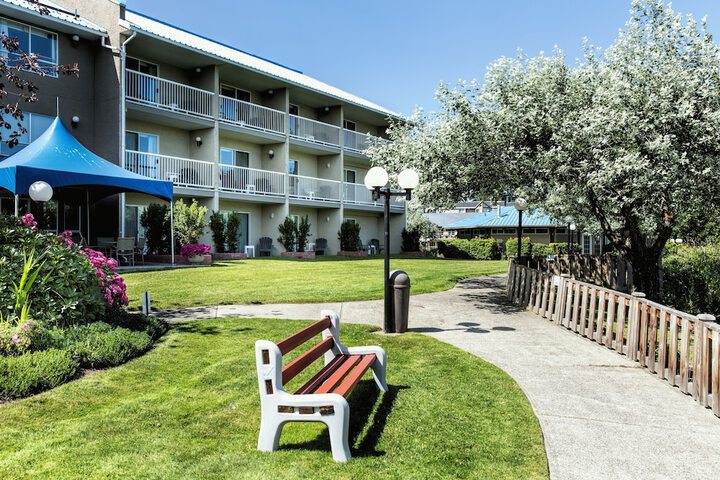 Inn on Long Lake