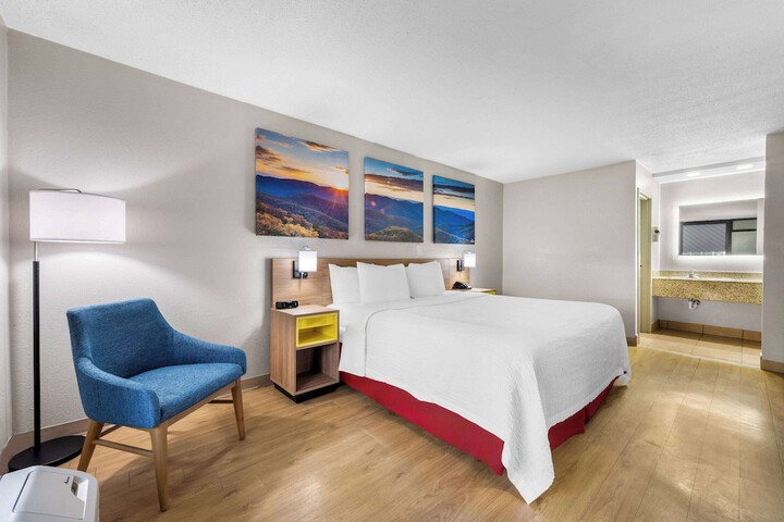 Room 16 of 40