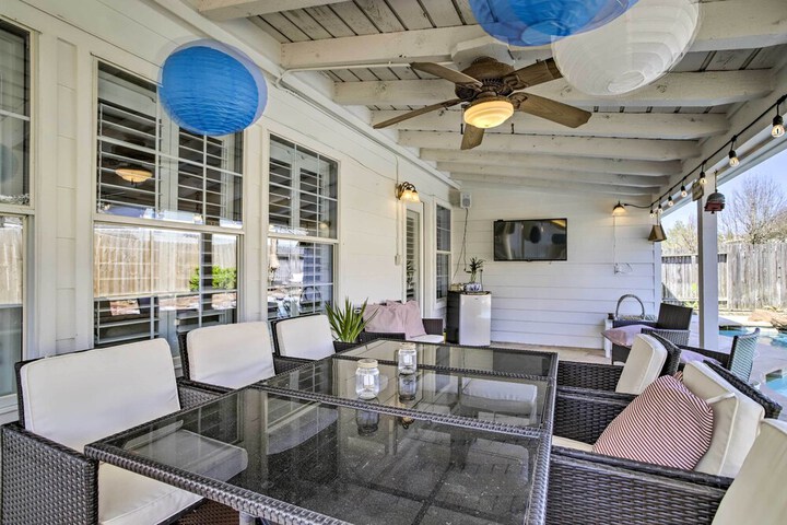 Luxe Home 30 Miles to Houston w / Pool & Grill
