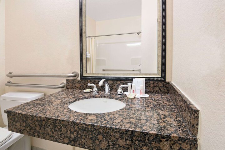 Super 8 by Wyndham Austin / Airport South