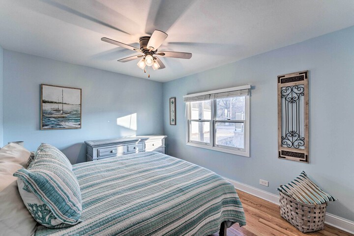 Lakefront Home w / Gorgeous Sunsets Kayaks, & Pier