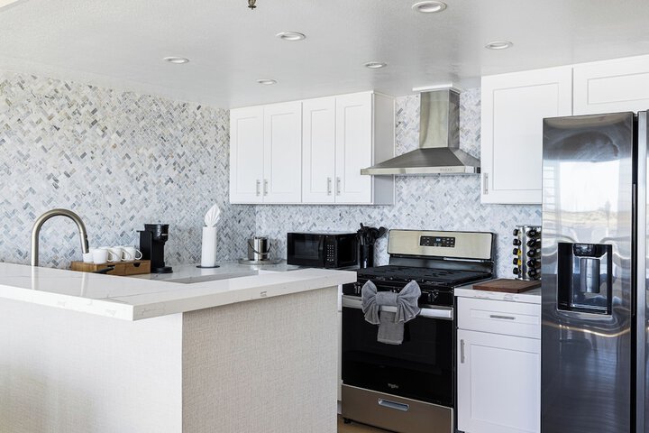 456 Embarcadero Inn & Suites