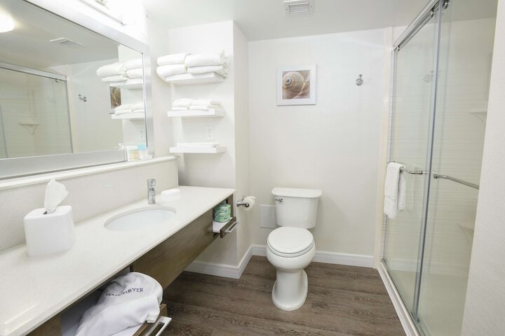 Room 11 of 28