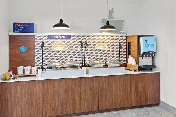 Holiday Inn Express & Suites Chicago West - OHare Arpt Area by IHG