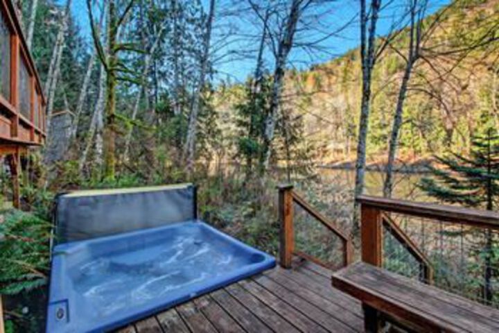Huckleberry Hideout Cabin with Hot Tub