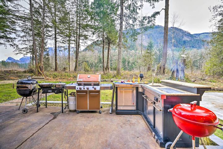 Heated Swim Spa! 15-acre Cabin on Skykomish River