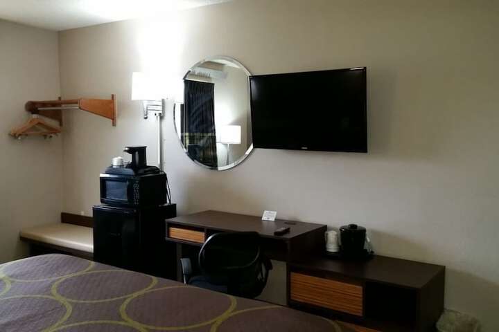 Room 9 of 18