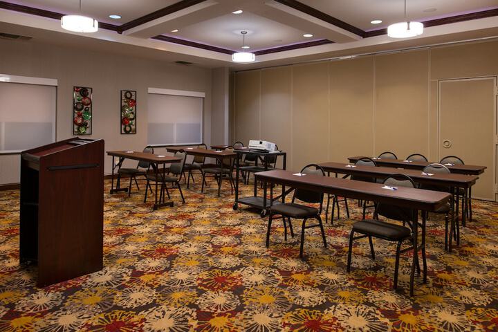 Holiday Inn Express Hotel & Suites Pittsburg by IHG