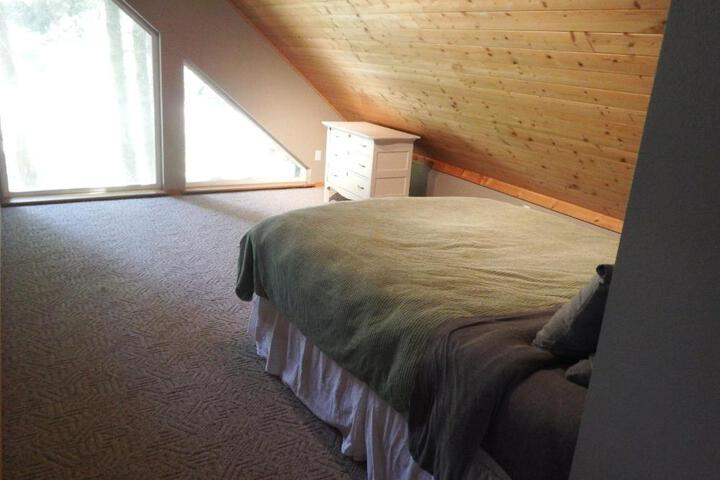 Chalet-style cabin near Mt. Rainier and Crystal