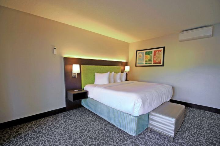 Room 52 of 77