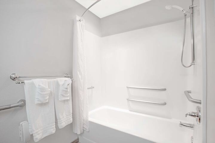 Room 7 of 18