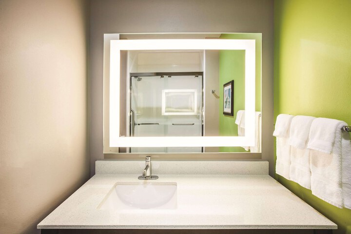 La Quinta Inn & Suites by Wyndham Baton Rouge - Port Allen