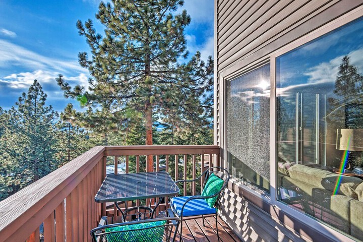 2 Mi to Heavenly Mountain: Tahoe Retreat w / Views