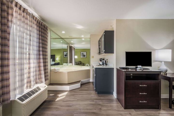 Quality Inn & Suites Quincy - Downtown