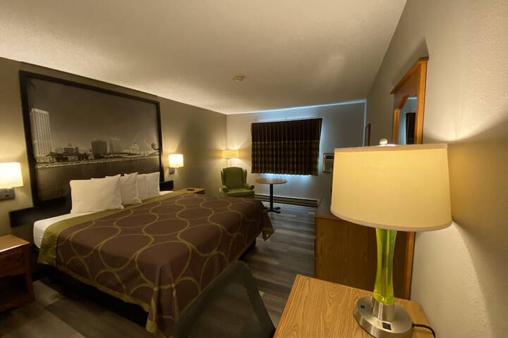 Super 8 by Wyndham Green Bay Near Stadium