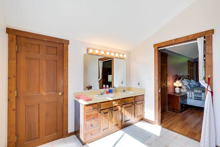 Spacious Woodbury Home w / Pool + Hot Tub!