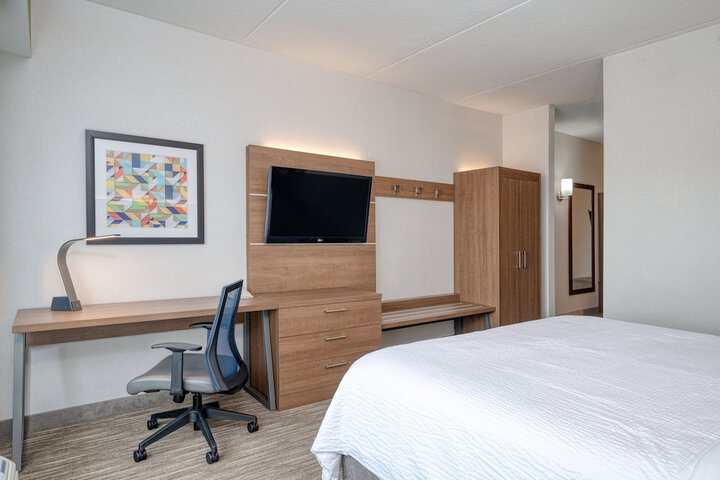 Room 10 of 33