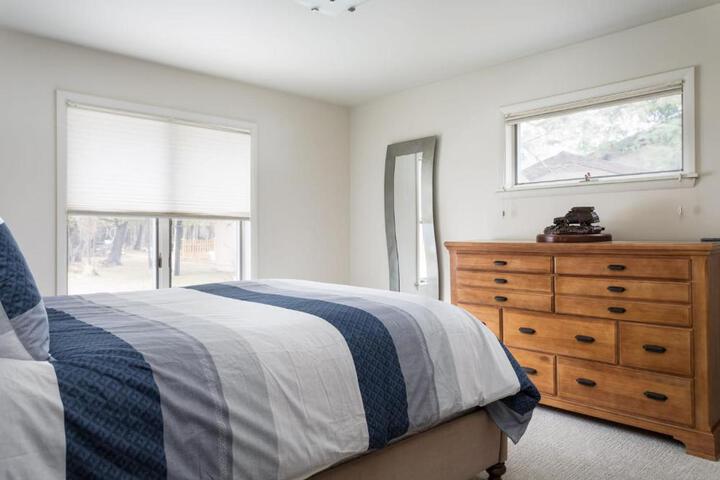 Sandbar Cedar Cottage on Lake Leelanau