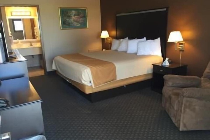 Room 6 of 8