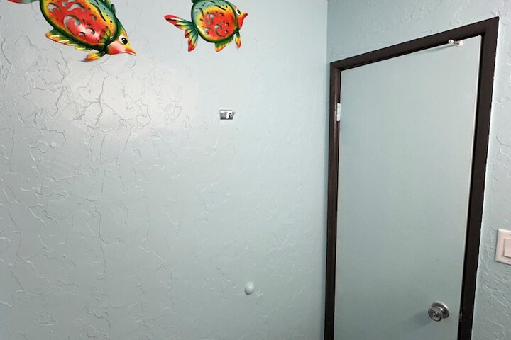 Room 6 of 28