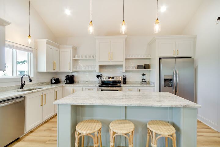 Lovely Bay St. Louis Retreat w / Dock & Canal Access