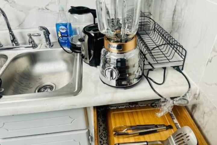 5 bedroom House King Beds 1 Bath 20 Min to Falls