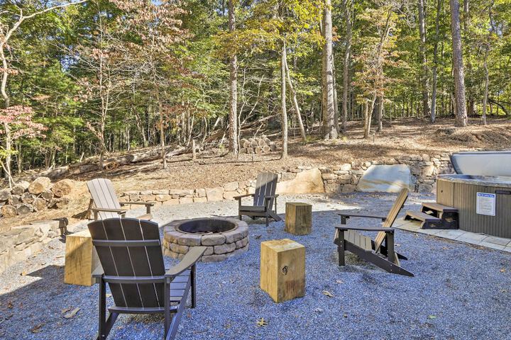 Coosawattee River Resort Cabin w / Private Hot Tub!