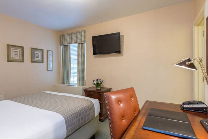 Room 10 of 32