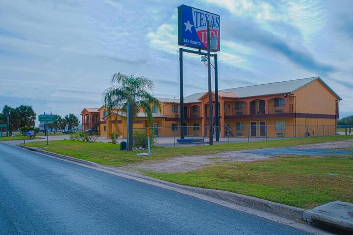 EXECUTIVE INN AND SUITES