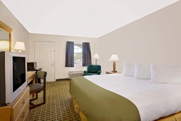 Room 4 of 9