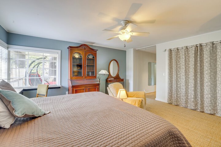 Unwind Fireside & Walk to Dtwn! Tyron Retreat