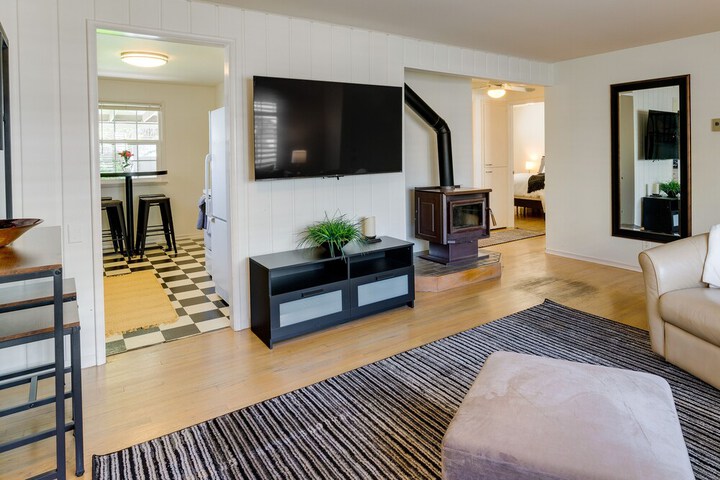 Downtown Kirkland Rental: Steps to Lake Washington