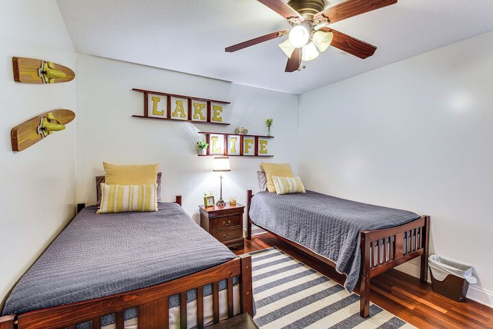 Waterfront Getaway w / Fire Pit + Game Room!