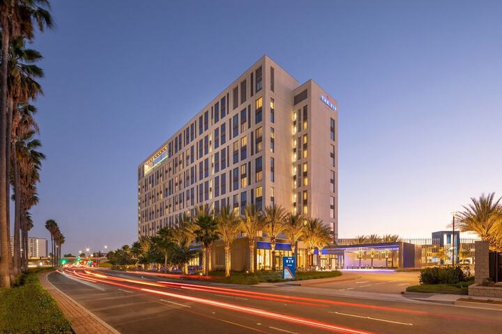 The Viv Hotel Anaheim, a Tribute Portfolio Hotel
