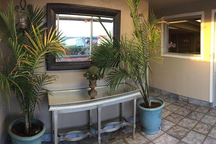 Hilltop Inn & Suites