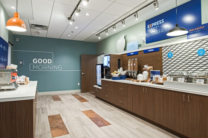 Holiday Inn Express & Suites Racine by IHG