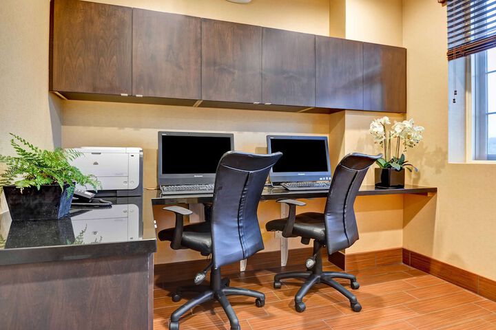 Business Center 31 of 33