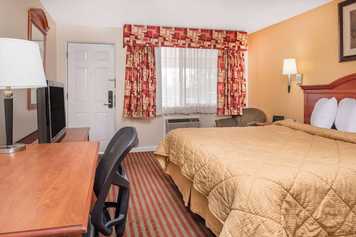 Room 10 of 24