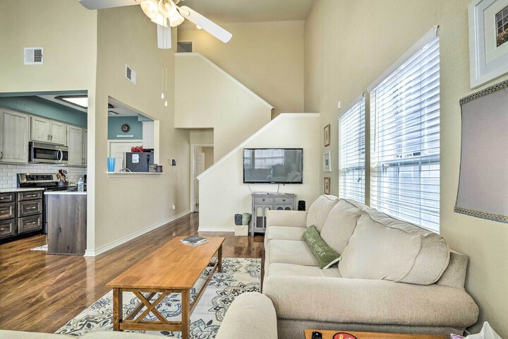 Walk to Lake: Family Gem w / Pool Access in Afton