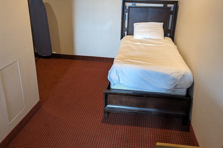 Room 33 of 64