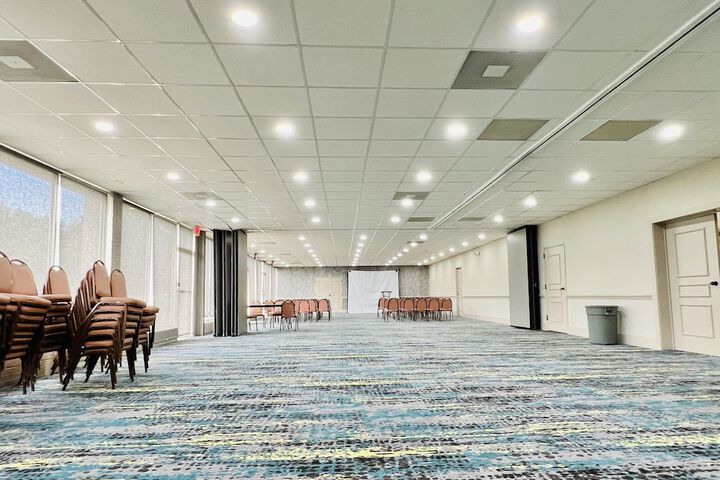 Ballroom/Hall 28 of 32