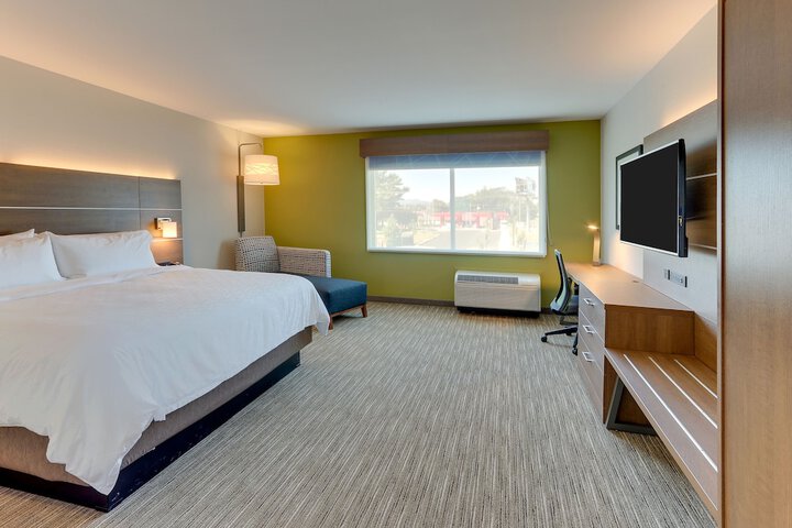 Holiday Inn Express & Suites Roanoke – Civic Center by IHG
