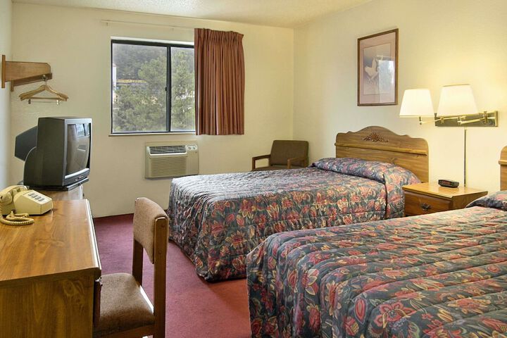 Room 4 of 8