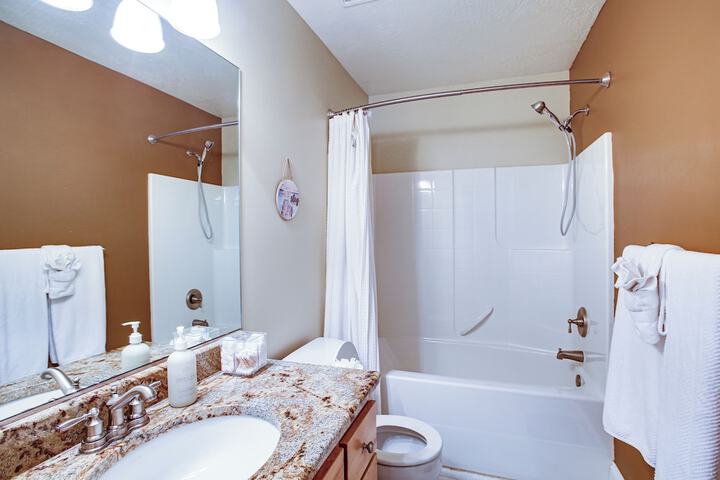 Rathdrum Home w / Hot Tub: Steps to Beach Access!